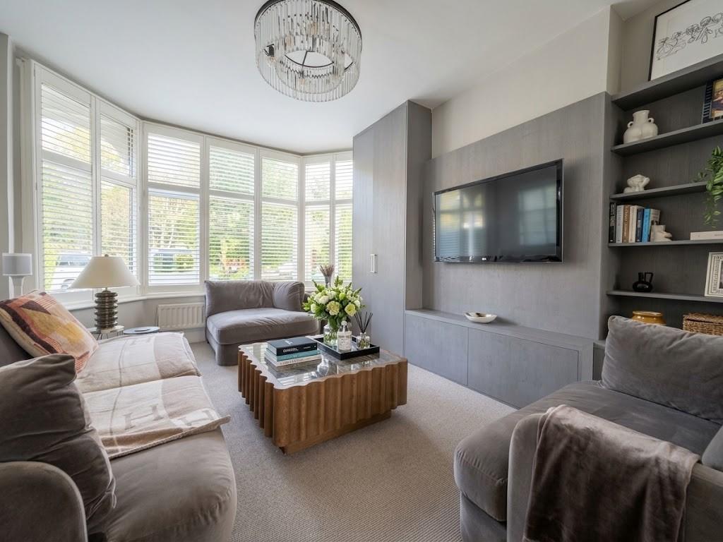4 bed property in Hammers Lane, Mill Hill, NW7, London